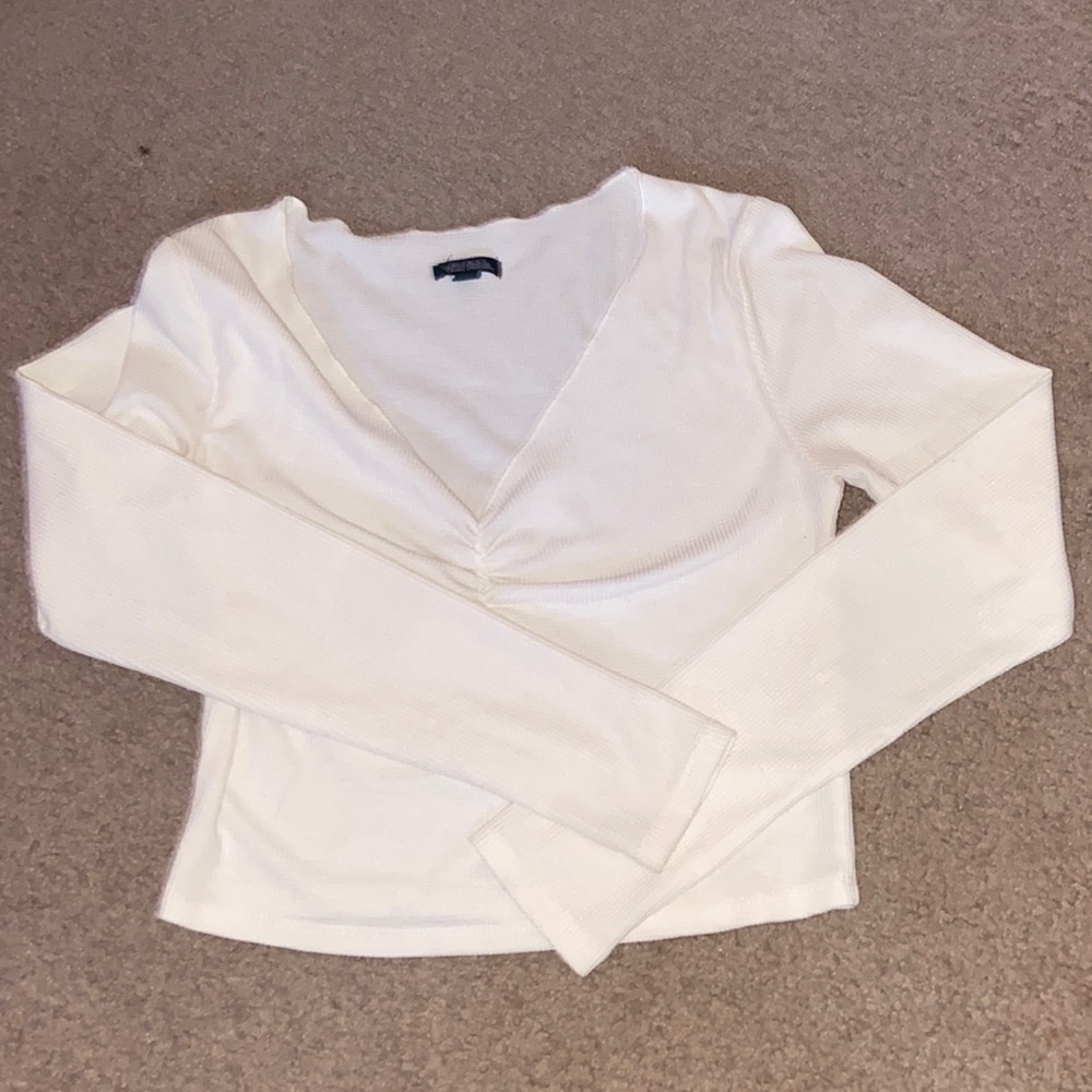 White Long sleeve shirt, possibly croptop, vneck M